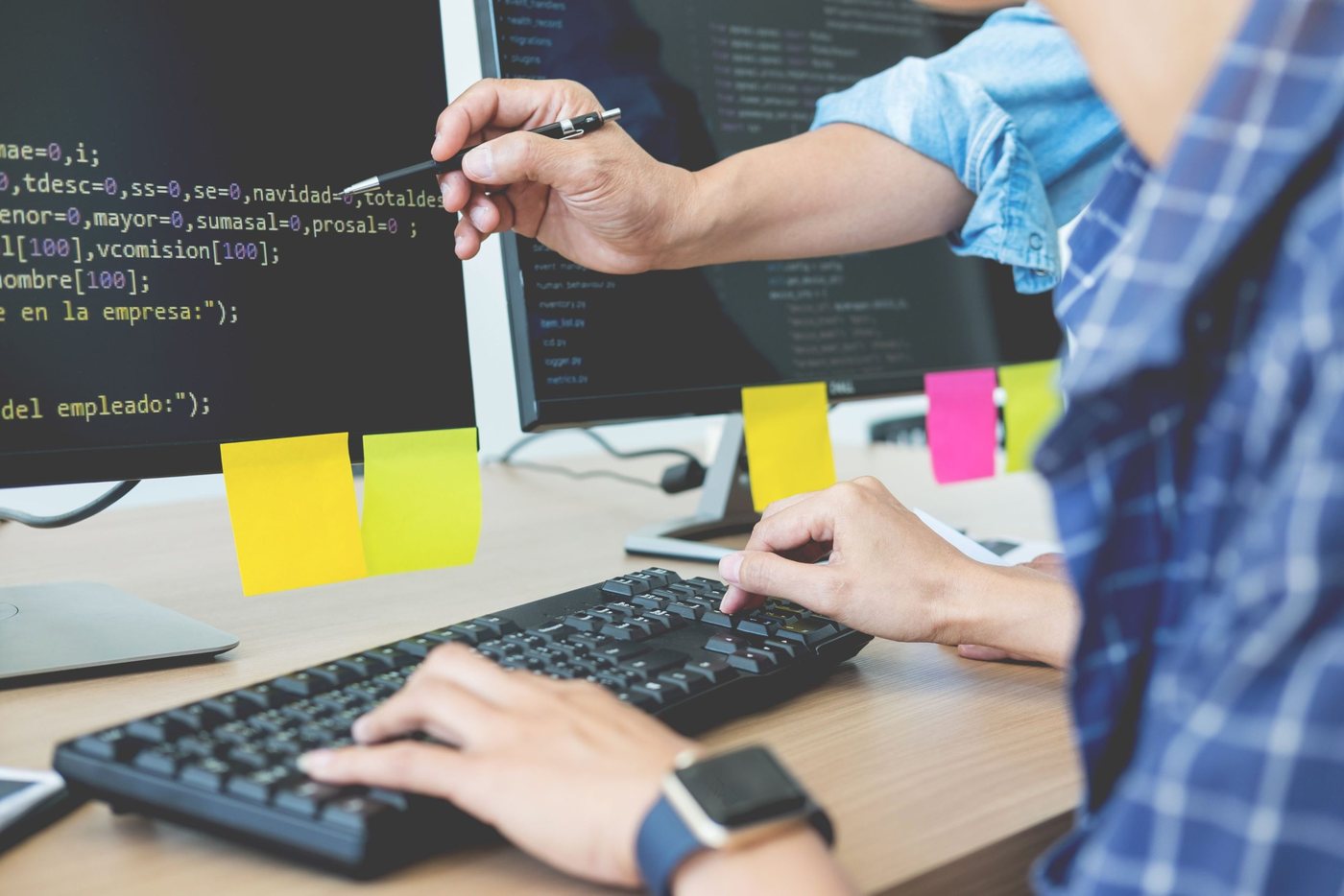 Equipo Assendo trabajando sobre código e integraciones