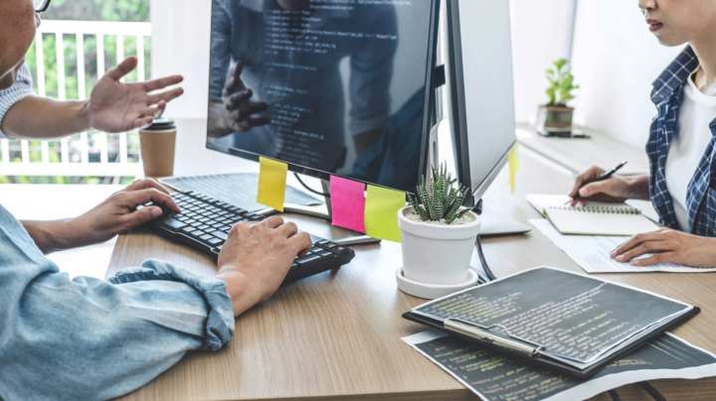 Equipo trabajando en la implementación sobre sistemas en producción