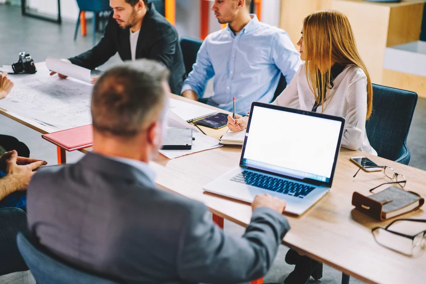 Consultores de Assendo trabajando junto al equipo de un cliente